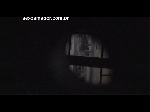 ❤️ Блонди ба таври махфӣ аз ҷониби як сайёҳи ҳамсоя, ки паси хиштҳои холӣ пинҳон шудааст, сабт мешавад Супер секс дар мо