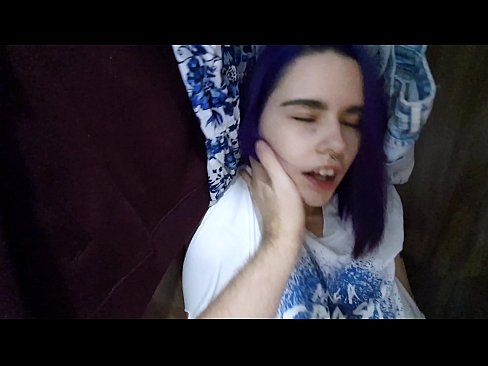 ❤️ Хоҳарамро дар ҷевон ёфт ва ба ӯ кӯмак кард Супер секс дар мо