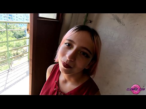 ❤️ Донишҷӯи шаҳвонӣ як бегонаро дар берун мекашад - конча дар рӯи ӯ Супер секс дар мо