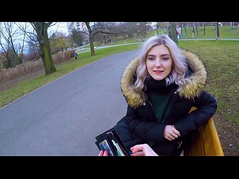 ❤️ Кончаҳои гарми бегонаро барои пул фурӯ мебарад - минет дар парк аз ҷониби Ева Элфи Супер секс дар мо