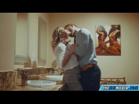 ❤️ Вақте ки як малламуй busty шумо дар як ҳоҷатхона ҷамъиятӣ seduces Супер секс дар мо